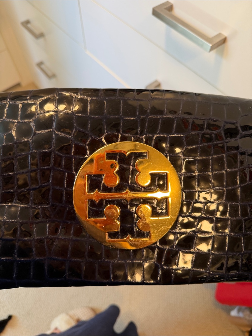 Tory Burch Navy Patent Croc-Embossed Clutch with Gold Logo - Picture 4 of 7